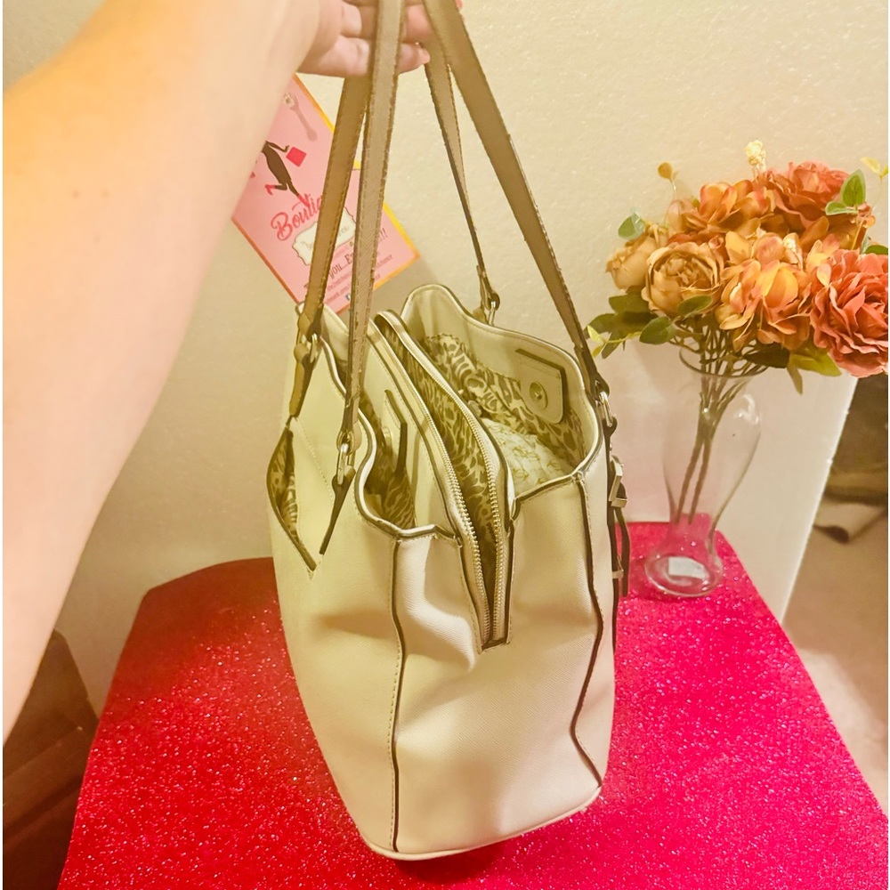 “Guess” Large hand Bag - Picture 14 of 16